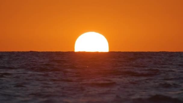 Óceáni Naplemente Nagy Fehér Nap Drámai Fényes Háttér Lágy Esti — Stock videók