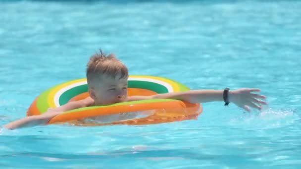 Młody Radosny Chłopiec Bawiący Się Pływaniem Nadmuchiwanym Kręgu Powietrznym Basenie — Wideo stockowe