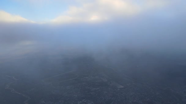 Αεροφωτογραφία Μεγάλο Υψόμετρο Της Γης Καλυμμένη Λευκά Φουσκωτά Σύννεφα — Αρχείο Βίντεο