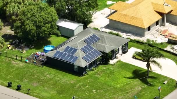空中景观建筑屋顶与一排蓝色太阳能光电板生产清洁的生态电能 可再生能源 零排放概念 — 图库视频影像