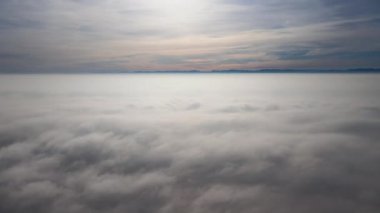 Dünya 'nın yüksek irtifasından hava manzarası sağanak yağmurdan önce oluşan yağmurlu bulutlarla kaplı..