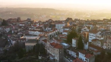 Fransa 'nın Auvergne-Rhone-Alpes bölgesindeki Puy-de-Dome departmanındaki Thiers kasabasının yoğun tarihi manzarası. Eski binaların çatıları ve gün batımında dar sokaklar.