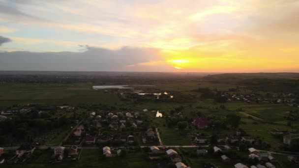 Flygfoto Över Bostadshus Förort Landsbygden Vid Solnedgången — Stockvideo