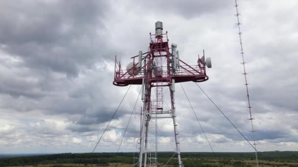 Vista Aérea Torre Telefonía Celular Telecomunicaciones Con Antenas Comunicación Inalámbricas — Vídeos de Stock