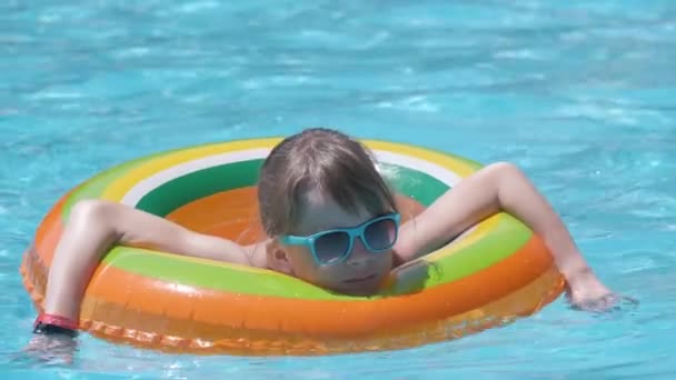 Νεαρό Χαρούμενο Κορίτσι Που Διασκεδάζει Κολυμπώντας Φουσκωτό Κύκλο Αέρα Στην — Αρχείο Βίντεο