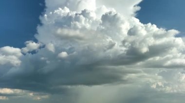 Kasvetli gökyüzünde kara fırtınalı bulutlar şekilleniyor. Şehir merkezine sağanak yağış gelmeden önce..