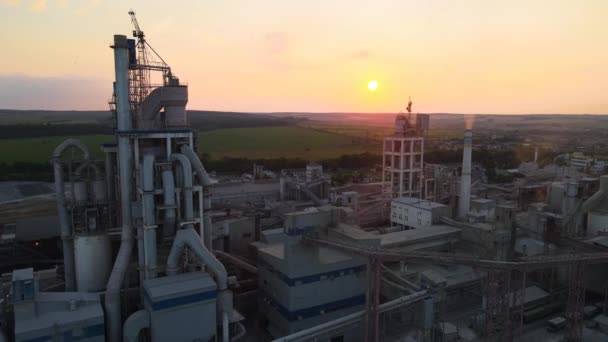 Flygfoto Cementfabrik Torn Med Hög Betong Anläggning Struktur Industriellt Produktionsområde — Stockvideo