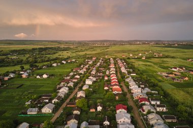 Gün batımında kırsal bölgedeki yerleşim yerlerinin hava görüntüsü.