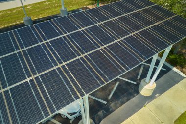 Güneş panellerinin havadan görünüşü park yerinin gölgelik çatısı olarak yerleştirildi. Etkili temiz elektrik üretimi için park edilmiş arabalar için. Fotovoltaik teknoloji şehir altyapısına entegre edildi.