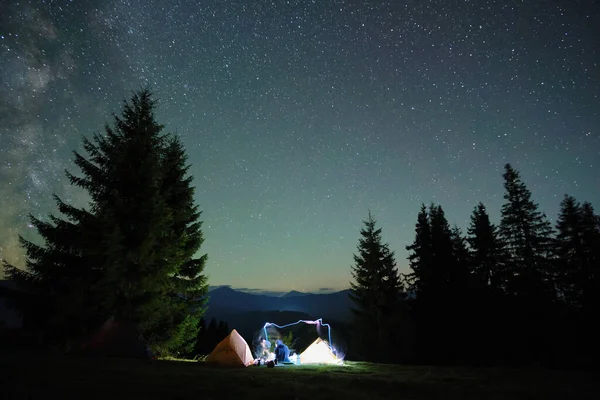 Hell Erleuchtete Touristenzelte Leuchten Auf Dem Zeltplatz Dunklen Bergen Unter — Stockfoto