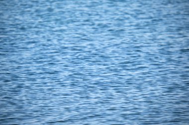 Küçük dalgalı mavi deniz suyunun yakın deniz yüzeyi.