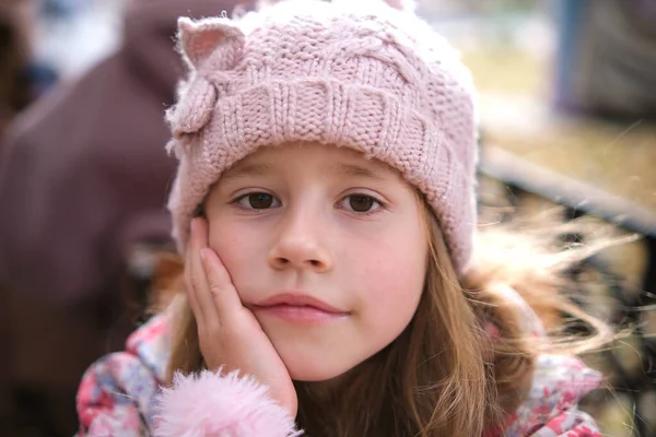 Portret Van Een Schattig Klein Meisje Met Roze Hoed — Stockfoto