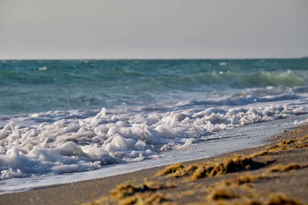 Spiaggia Sabbia Sul Mare Con Onde Schiumose Che Frantumano Sulla — Foto Stock