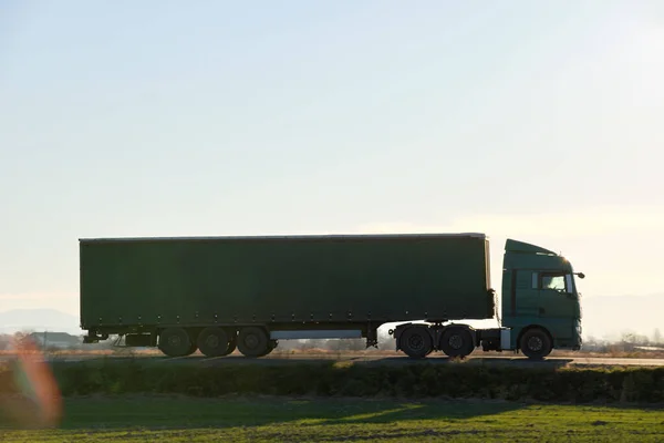 Semi Caminhão Com Reboque Carga Dirigindo Mercadorias Transporte Rodoviário Noite — Fotografia de Stock