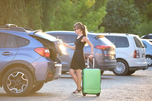 Junge Fahrerin Packt Koffertasche Ihr Auto Reise Und Urlaubskonzept — Stockfoto