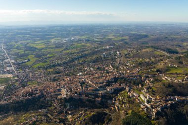 Fransa 'nın Auvergne-Rhone-Alpes bölgesindeki Puy-de-Dome departmanındaki Thiers kasabasının yoğun tarihi manzarası. Eski binaların çatıları ve dar sokaklar.