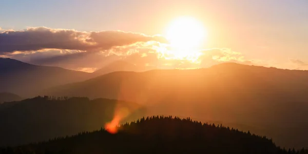 Bela Paisagem Panorâmica Noturna Com Sol Brilhante Sobre Picos Montanhosos — Fotografia de Stock