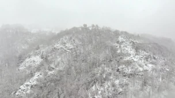 Повітряний Туманний Пейзаж Гірськими Скелями Вкритими Свіжим Падаючим Снігом Під — стокове відео