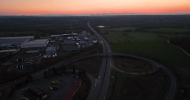 Anayol kavşağının hava görüntüsü ve yoğun trafik var. Birçok araba ve kamyonla şehirlerarası ulaşım.