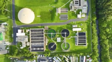 Kentsel atık su arıtma tesisindeki modern su temizleme tesisinin havadan görüntüsü. İstenmeyen kimyasalların, askıya alınmış katı maddelerin ve gazların kirlenmiş sıvılardan çıkarılması süreci.