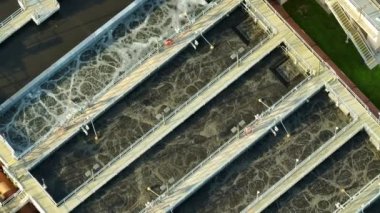 Kentsel atık su arıtma tesisindeki modern su temizleme tesisinin havadan görüntüsü. İstenmeyen kimyasalların, askıya alınmış katı maddelerin ve gazların kirlenmiş sıvılardan çıkarılması süreci.
