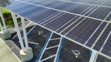 Otoparkın üzerine temiz enerjinin etkin üretimi için park edilmiş arabaların hava görüntüsü yerleştirildi.