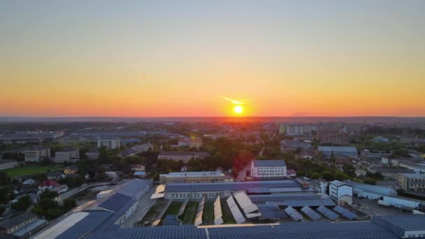 Akşamları Yeşil Ekolojik Elektrik Üretmek Için Endüstriyel Binaların Çatısına Mavi — Stok video
