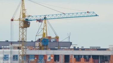 Yüksek konutlu apartman şantiyesindeki vinçler. Gayrimenkul geliştirme.