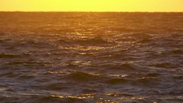 Драматичне Яскраво Червоне Небо Заході Океану Які Вечірні Хмари Над — стокове відео