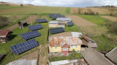 Güneş fotovoltaik panelleri temiz ekolojik elektrik enerjisi üretmek için arka bahçede tek başına duran çerçeveye monte edildi. Özerk ev kavramı.