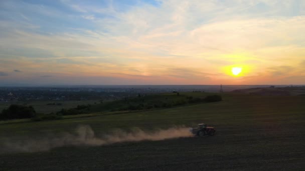 Tractor Spraying Fertilizers Insecticide Herbicide Chemicals Agricultural Field Sunset — ストック動画