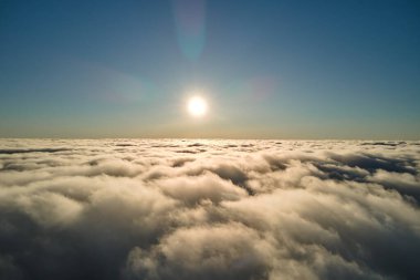 Akşamları uçuşan yoğun kabarık kümülüs bulutlarının yüksek irtifasında hava manzarası.