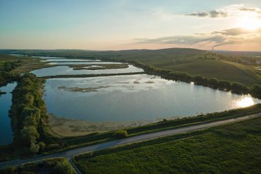 Su kültürü alanında mavi suyla birlikte balık tutma göletinin havadan görünüşü.