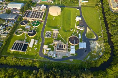 Kentsel atık su arıtma tesisindeki modern su temizleme tesisinin havadan görüntüsü. İstenmeyen kimyasalların, askıya alınmış katı maddelerin ve gazların kirlenmiş sıvılardan çıkarılması süreci.