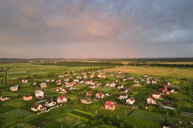 Gün batımında kırsal bölgedeki yerleşim yerlerinin hava görüntüsü.