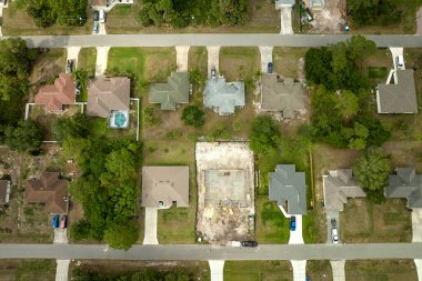 Florida 'nın sakin kırsal kesiminde yapım aşamasında olan banliyö özel evi manzaralı ahşap çatı iskeleti..
