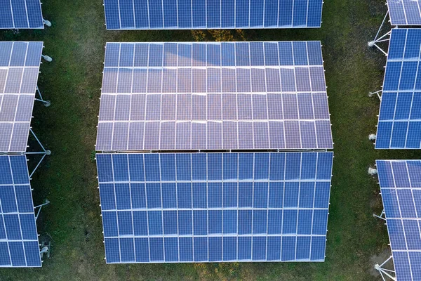 Temiz ekolojik elektrik enerjisi üretmek için sıra sıra güneş fotovoltaik panelleri olan sürdürülebilir büyük elektrik santralinin havadan görünüşü. Sıfır emisyon kavramı ile yenilenebilir elektrik