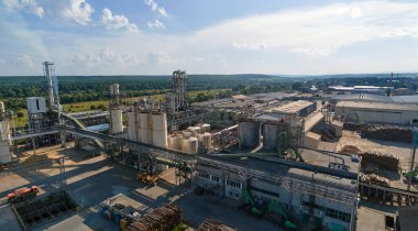 Fabrikadaki kereste yığınlarıyla ahşap işleme fabrikasının hava manzarası..