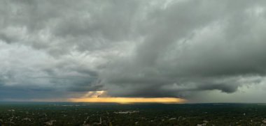 Kasvetli gökyüzünde kara fırtınalı bulutlar şekilleniyor. Şehir merkezine sağanak yağış gelmeden önce..