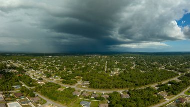 Kasvetli gökyüzünde kara fırtınalı bulutlar şekilleniyor. Şehir merkezine sağanak yağış gelmeden önce..