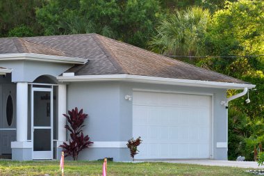 Geniş garaj, çift kapı ve modern Amerikan evinin beton yolu..