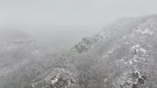 Letecká Mlhavá Krajina Horskými Útesy Pokryté Čerstvým Padlým Sněhem Během — Stock video