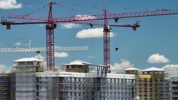 Luftaufnahme Von Turmhebekränen Auf Der Baustelle Hoher Wohnhäuser Immobilienentwicklung — Stockvideo
