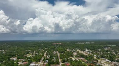 Kasvetli gökyüzünde kara fırtınalı bulutlar şekilleniyor. Şehir merkezine sağanak yağış gelmeden önce..