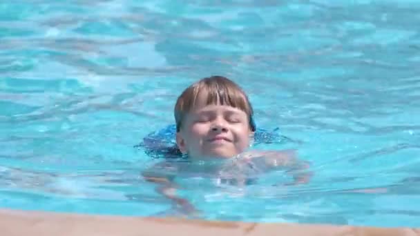 Child Girl Learns Swim Funny Face Closed Eyes Bright Blue — Vídeo de Stock