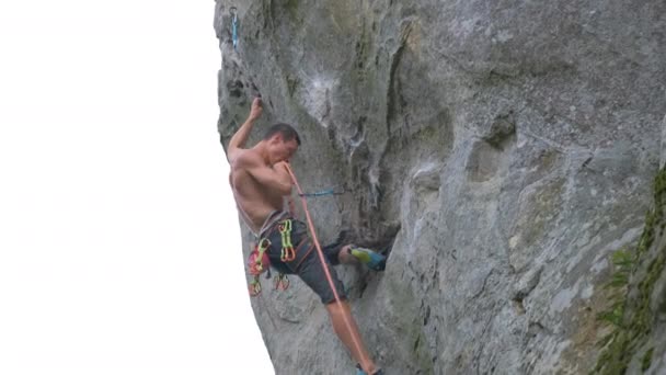 Entschlossener Bergsteiger Der Die Steile Wand Des Felsigen Berges Erklimmt — Stockvideo