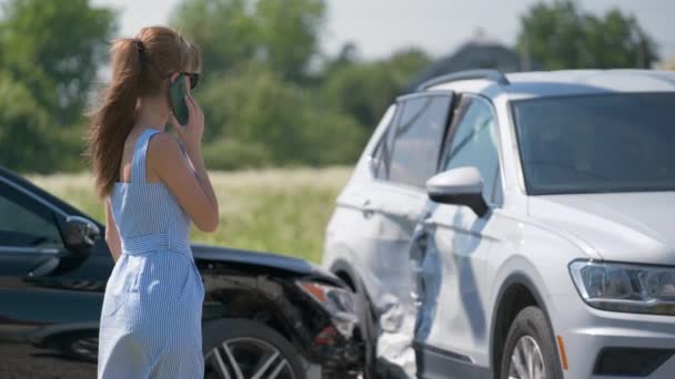 Smutná Žena Řidič Mluví Telefonu Ulici Volá Pohotovostní Službu Autonehodě — Stock video