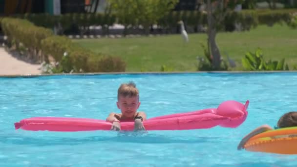 Menina Jovem Relaxante Sol Verão Nadando Colchão Inflável Piscina Durante — Vídeo de Stock