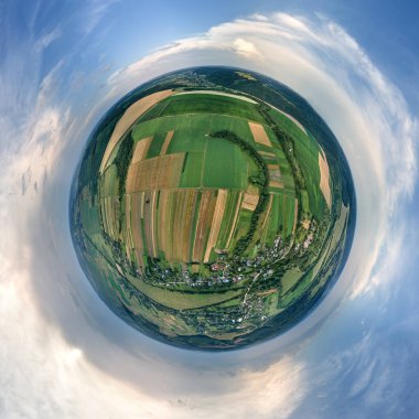 Dünya gezegeninin yüksek irtifasından yeşil ve sarı ekili tarım tarlaları ile aydınlık yaz gününde ekinlerin büyümesi..