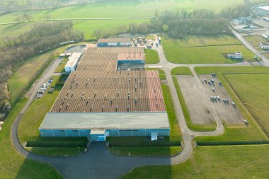 Endüstriyel ekipman üretimi ve dağıtımı için modern fabrika yapısının havadan görünüşü. Küresel endüstri kavramı.